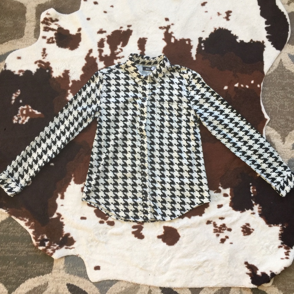 Simple chic button down top - Picture 3 of 6